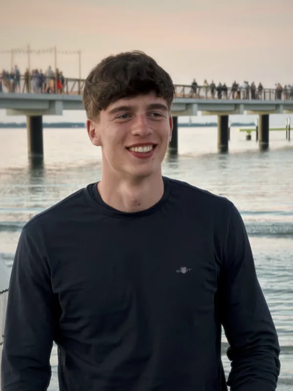 Julian Weege an der Seebrücke, dunkles Langarmshirt